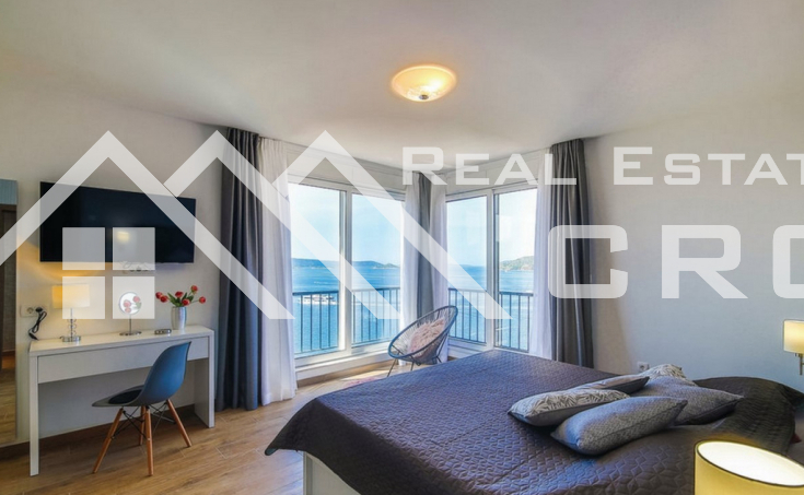 Luxurious three-floor villa with a heated pool, boasting beautiful sea views, for sale (6)