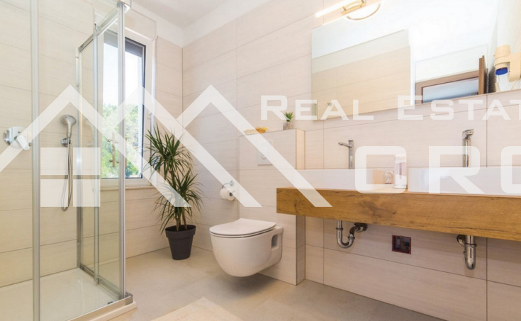 Luxurious three-floor villa with a heated pool, boasting beautiful sea views, for sale (7)