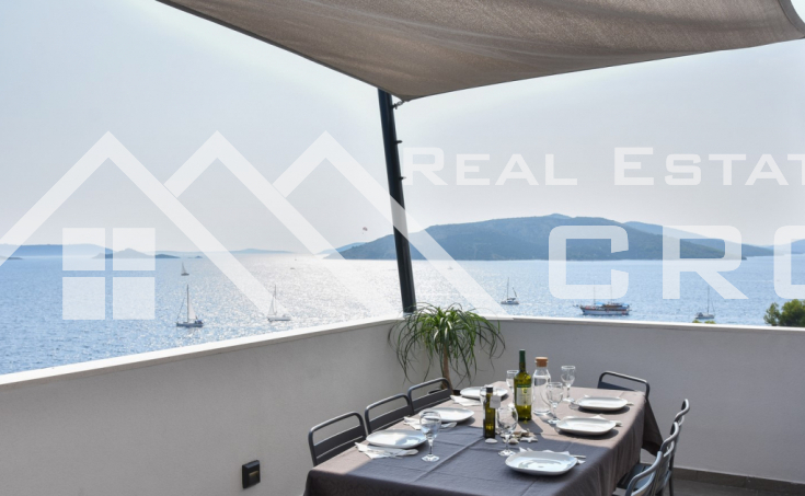 Luxurious three-floor villa with a heated pool, boasting beautiful sea views, for sale (9)