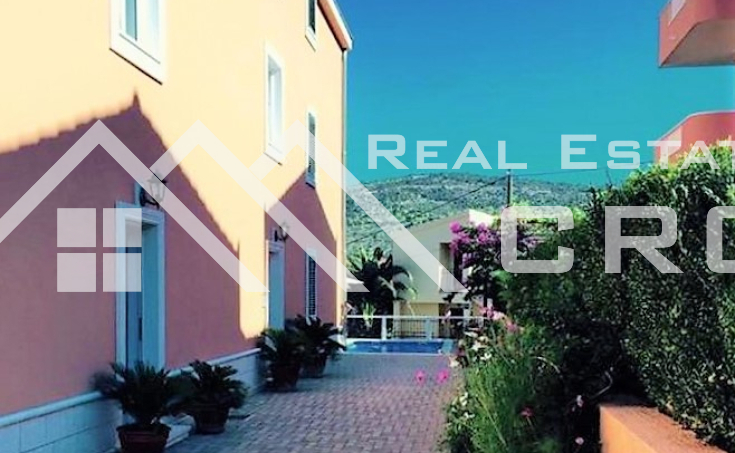 Large apartment villa with a swimming pool, in the immediate vicinity of the sea and a beach, Trogir area, for sale (3)