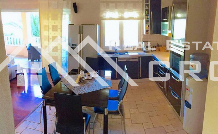 Large apartment villa with a swimming pool, in the immediate vicinity of the sea and a beach, Trogir area, for sale (5)