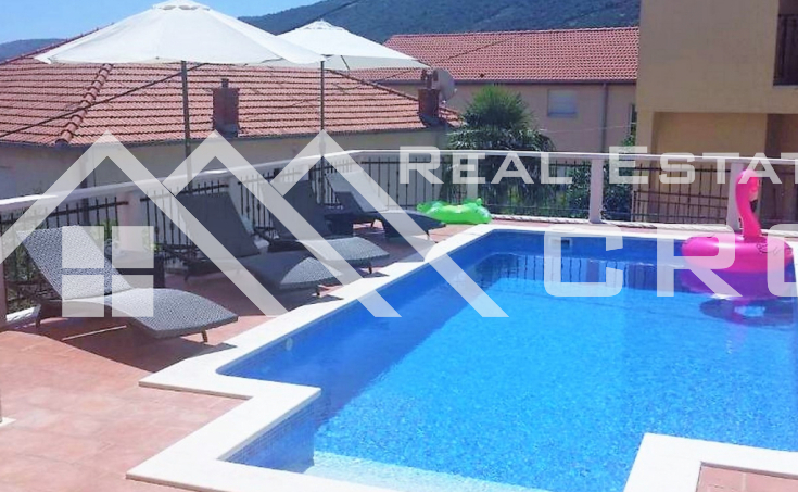 Large apartment villa with a swimming pool, in the immediate vicinity of the sea and a beach, Trogir area, for sale (6)