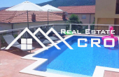 Large apartment villa with a swimming pool, in the immediate vicinity of the sea and a beach, Trogir area, for sale (6)