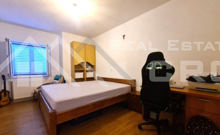 Furnished three-bedroom apartment in a pleasant residential area, for sale (3)