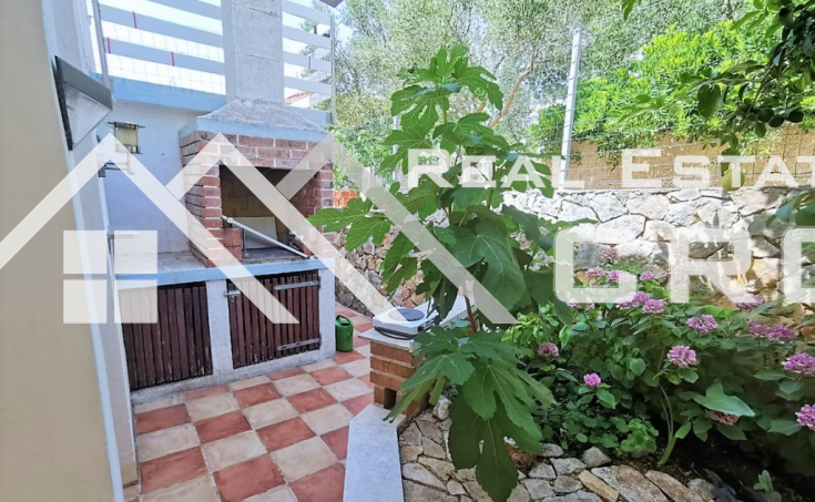 House with a nice courtyard and a garage, in the second row to the sea, Rogoznica area, for sale (2)