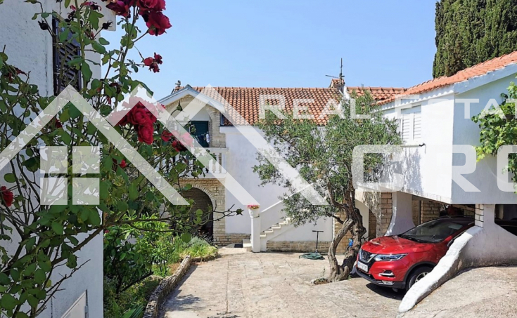 Furnished apartment house, in the first row to the sea and near a pebble beach, for sale  (5)