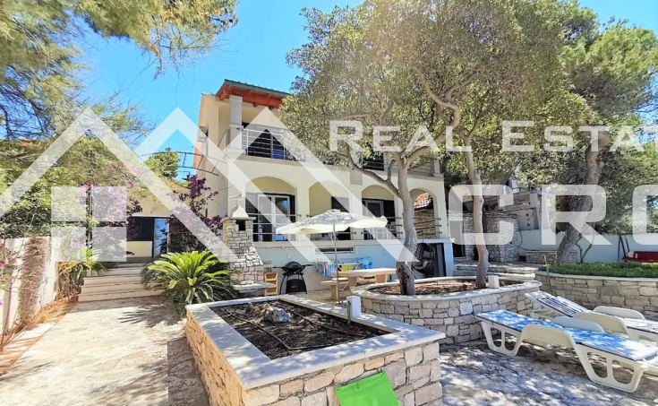 Brac properties - Spacious villa in a unique location, first row to the sea, for sale