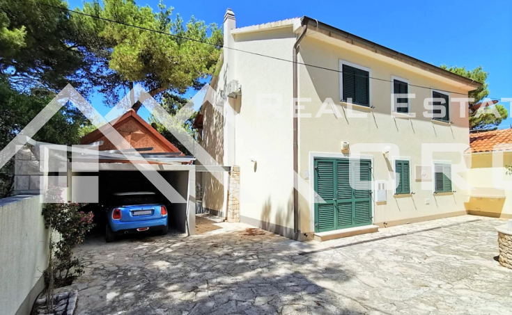 Spacious vila in a unique location, first row to the sea, for sale (3)