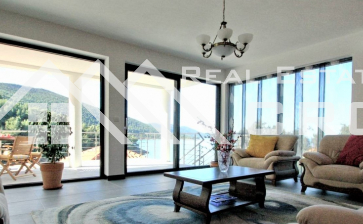 Spacious villa in an exclusive location, first row to the sea and close to a beach, for sale (5)