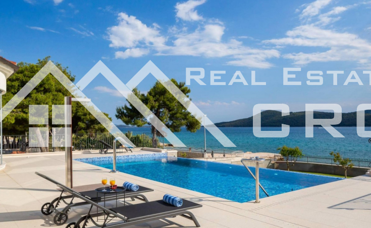 Magnificent villa on a spacious plot, first row to the sea, surroundings of Sibenik, for sal (10)