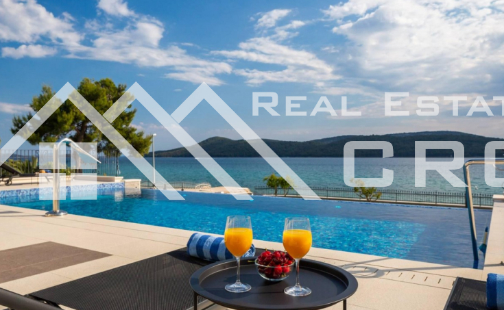 Magnificent villa on a spacious plot, first row to the sea, surroundings of Sibenik, for sal (11)