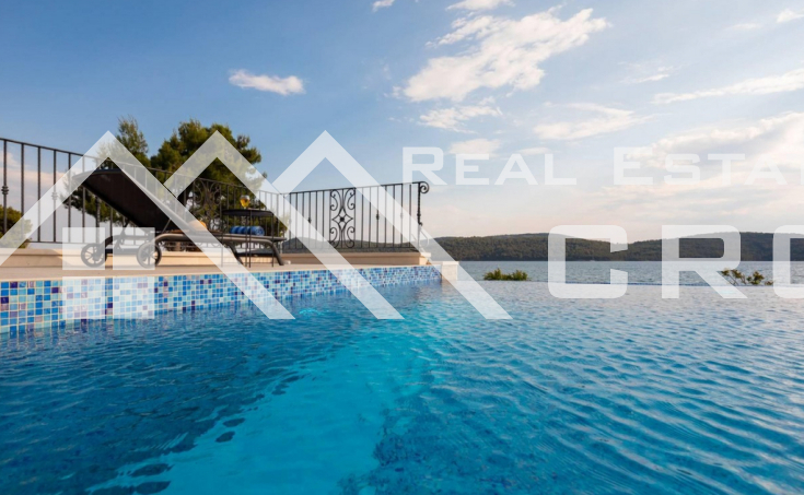 Magnificent villa on a spacious plot, first row to the sea, surroundings of Sibenik, for sal (12)