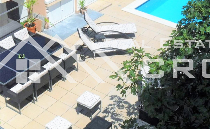 Spacious apartment villa with a swimming pool right above a wonderful beach, for sale (15)