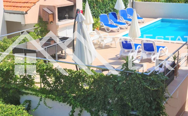 Spacious apartment villa with a swimming pool right above a wonderful beach, for sale (18)