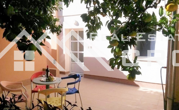 Spacious apartment villa with a swimming pool right above a wonderful beach, for sale (26)
