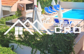 Spacious apartment villa with a swimming pool right above a wonderful beach, for sale (18)